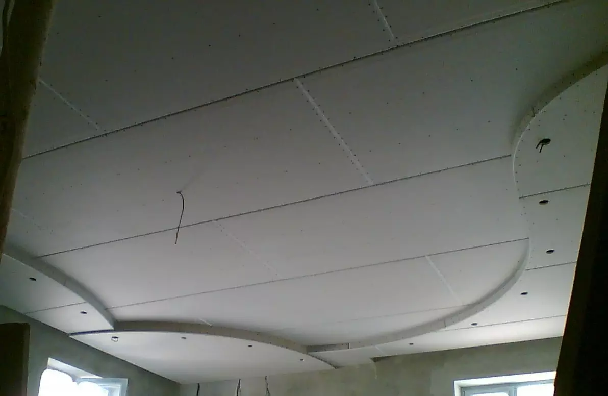 Plafond dans la chambre (62 photos): Conception de plafond avec motif. Quel plafond vaut mieux faire? Miroir duplex et de beaux plafonds flagrant 9802_15