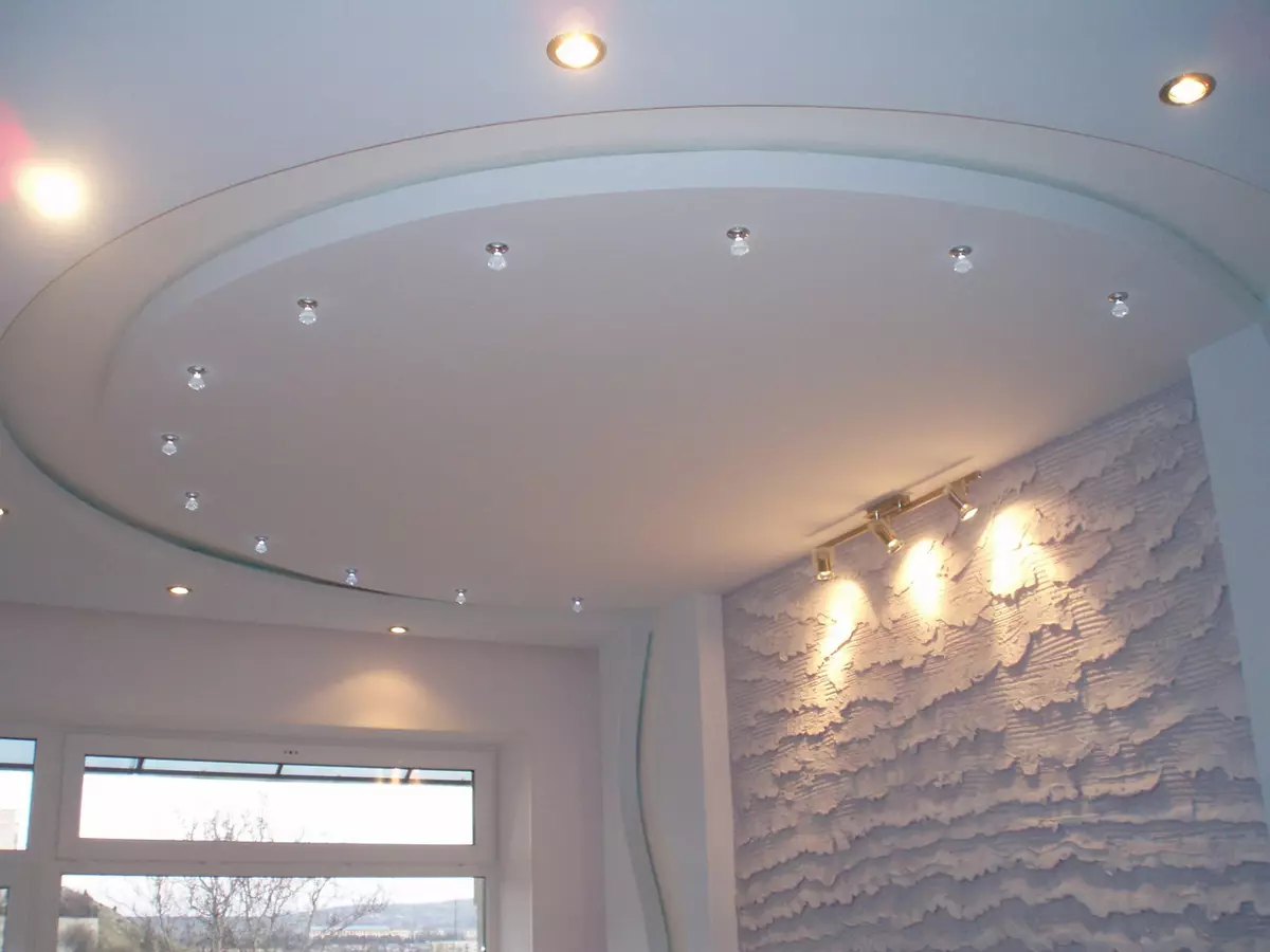 Tavan në dhomën e gjumit (62 foto): Dizajni i tavanit me një model. Cili tavan është më i mirë për të bërë? Pasqyrë duplex dhe tavane të bukura 9802_16