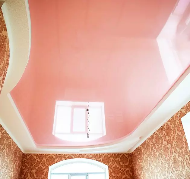 Plafond dans la chambre (62 photos): Conception de plafond avec motif. Quel plafond vaut mieux faire? Miroir duplex et de beaux plafonds flagrant 9802_17