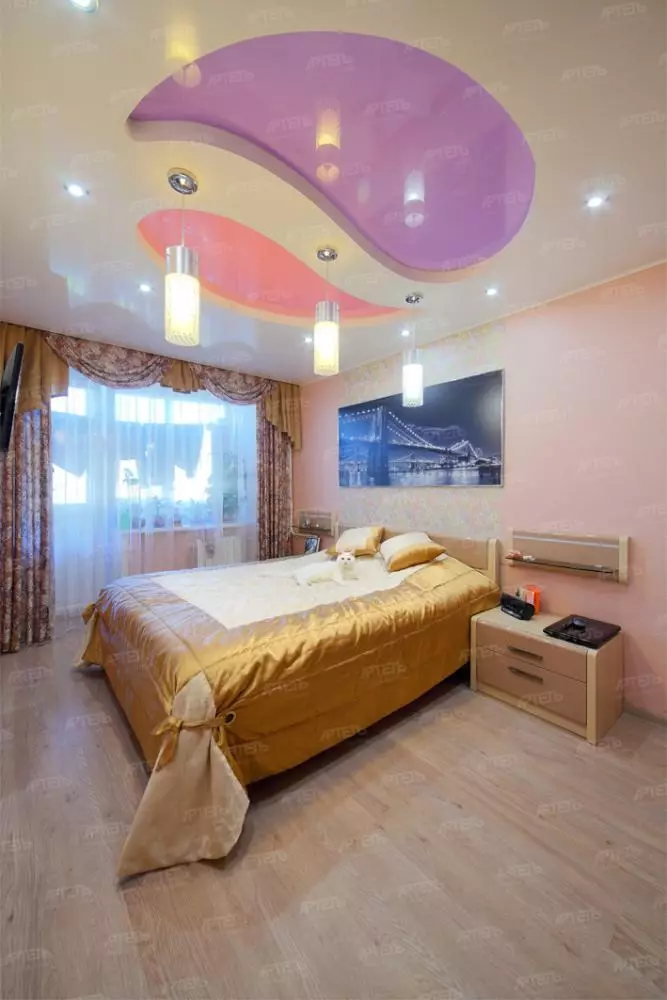 Tavan në dhomën e gjumit (62 foto): Dizajni i tavanit me një model. Cili tavan është më i mirë për të bërë? Pasqyrë duplex dhe tavane të bukura 9802_18