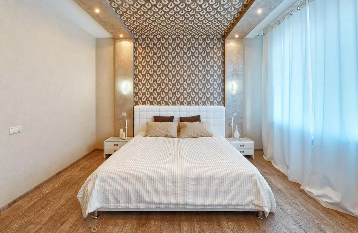 Tavan në dhomën e gjumit (62 foto): Dizajni i tavanit me një model. Cili tavan është më i mirë për të bërë? Pasqyrë duplex dhe tavane të bukura 9802_2