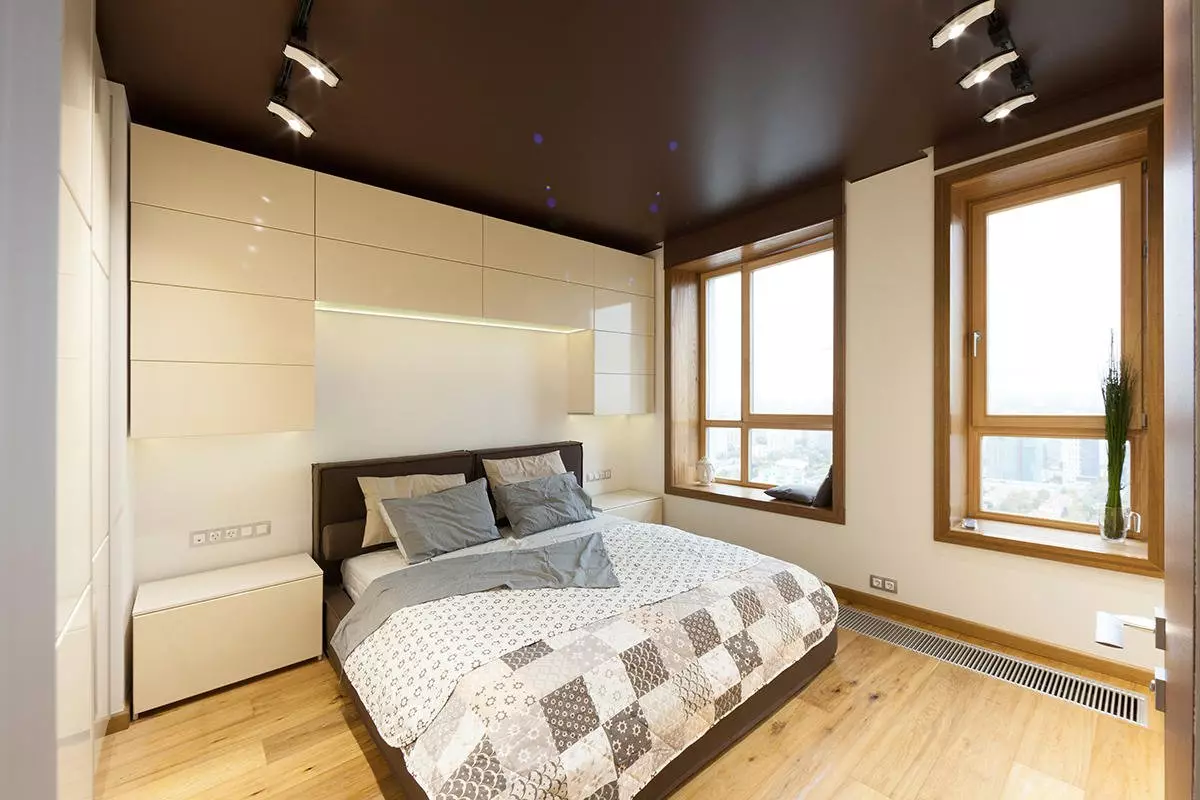 Tavan në dhomën e gjumit (62 foto): Dizajni i tavanit me një model. Cili tavan është më i mirë për të bërë? Pasqyrë duplex dhe tavane të bukura 9802_20