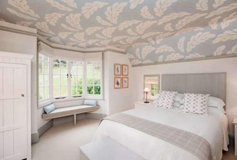 Tavan në dhomën e gjumit (62 foto): Dizajni i tavanit me një model. Cili tavan është më i mirë për të bërë? Pasqyrë duplex dhe tavane të bukura 9802_27