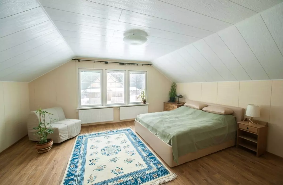 Tavan në dhomën e gjumit (62 foto): Dizajni i tavanit me një model. Cili tavan është më i mirë për të bërë? Pasqyrë duplex dhe tavane të bukura 9802_29