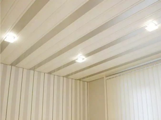 เพดานในห้องนอน (62 ภาพ): การออกแบบเพดานด้วยรูปแบบ ซึ่งเพดานจะดีกว่าที่จะทำอย่างไร? กระจกเพล็กซ์และสวยงามเพดานสูง 9802_30