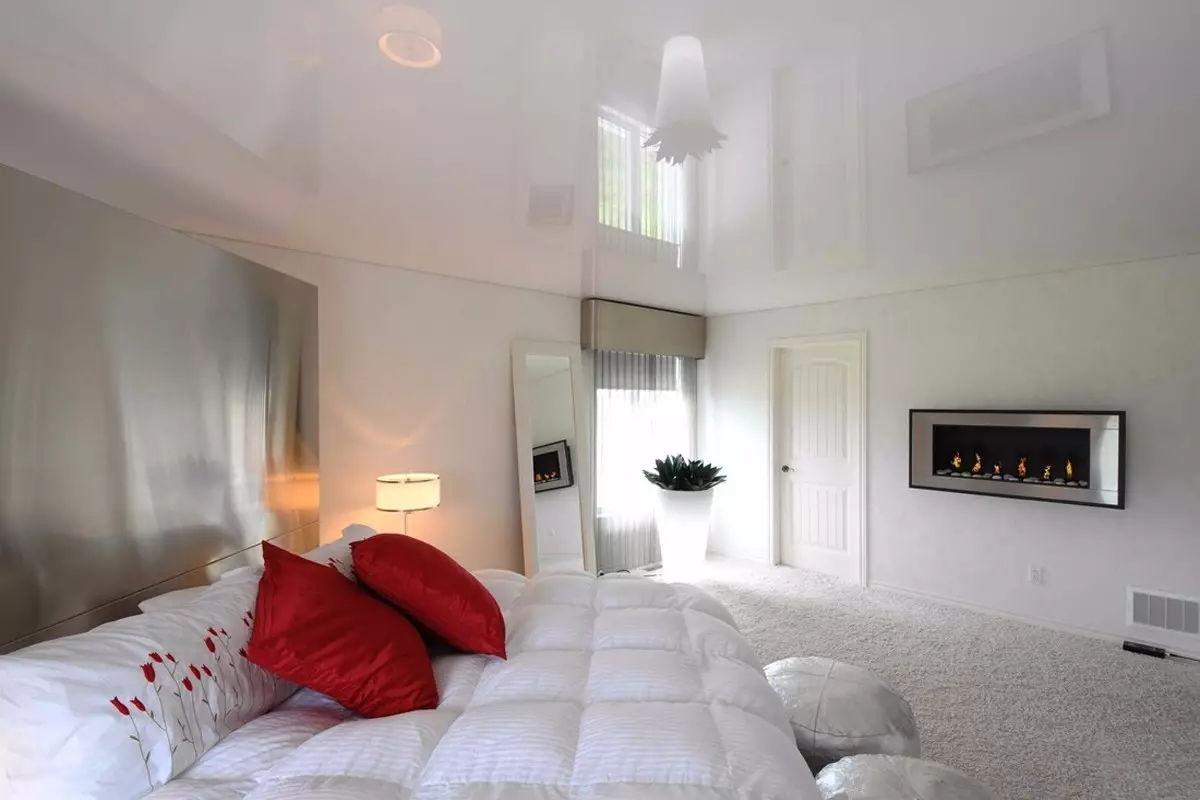 Tavan në dhomën e gjumit (62 foto): Dizajni i tavanit me një model. Cili tavan është më i mirë për të bërë? Pasqyrë duplex dhe tavane të bukura 9802_35