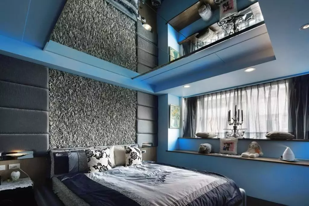 Tavan në dhomën e gjumit (62 foto): Dizajni i tavanit me një model. Cili tavan është më i mirë për të bërë? Pasqyrë duplex dhe tavane të bukura 9802_41