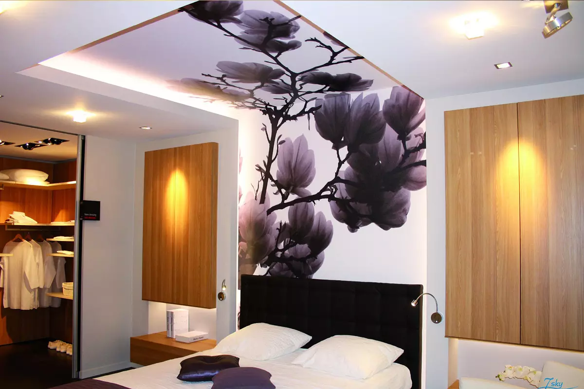 Tavan në dhomën e gjumit (62 foto): Dizajni i tavanit me një model. Cili tavan është më i mirë për të bërë? Pasqyrë duplex dhe tavane të bukura 9802_42