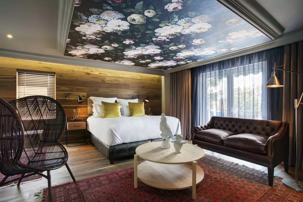 Plafond in de slaapkamer (62 foto's): plafond ontwerp met een patroon. Welke plafond is beter te doen? Mirror duplex en mooie hoge plafonds 9802_44