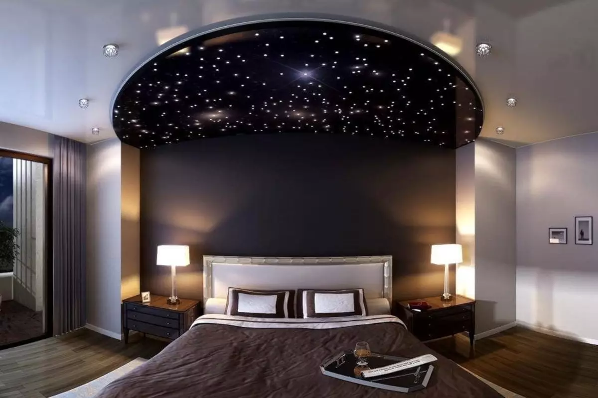 Tavan në dhomën e gjumit (62 foto): Dizajni i tavanit me një model. Cili tavan është më i mirë për të bërë? Pasqyrë duplex dhe tavane të bukura 9802_46