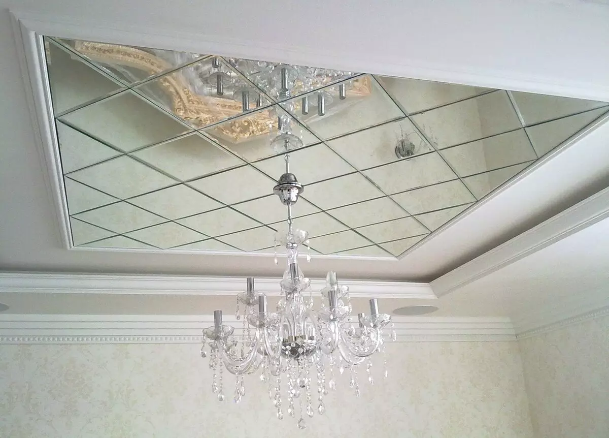 เพดานในห้องนอน (62 ภาพ): การออกแบบเพดานด้วยรูปแบบ ซึ่งเพดานจะดีกว่าที่จะทำอย่างไร? กระจกเพล็กซ์และสวยงามเพดานสูง 9802_53