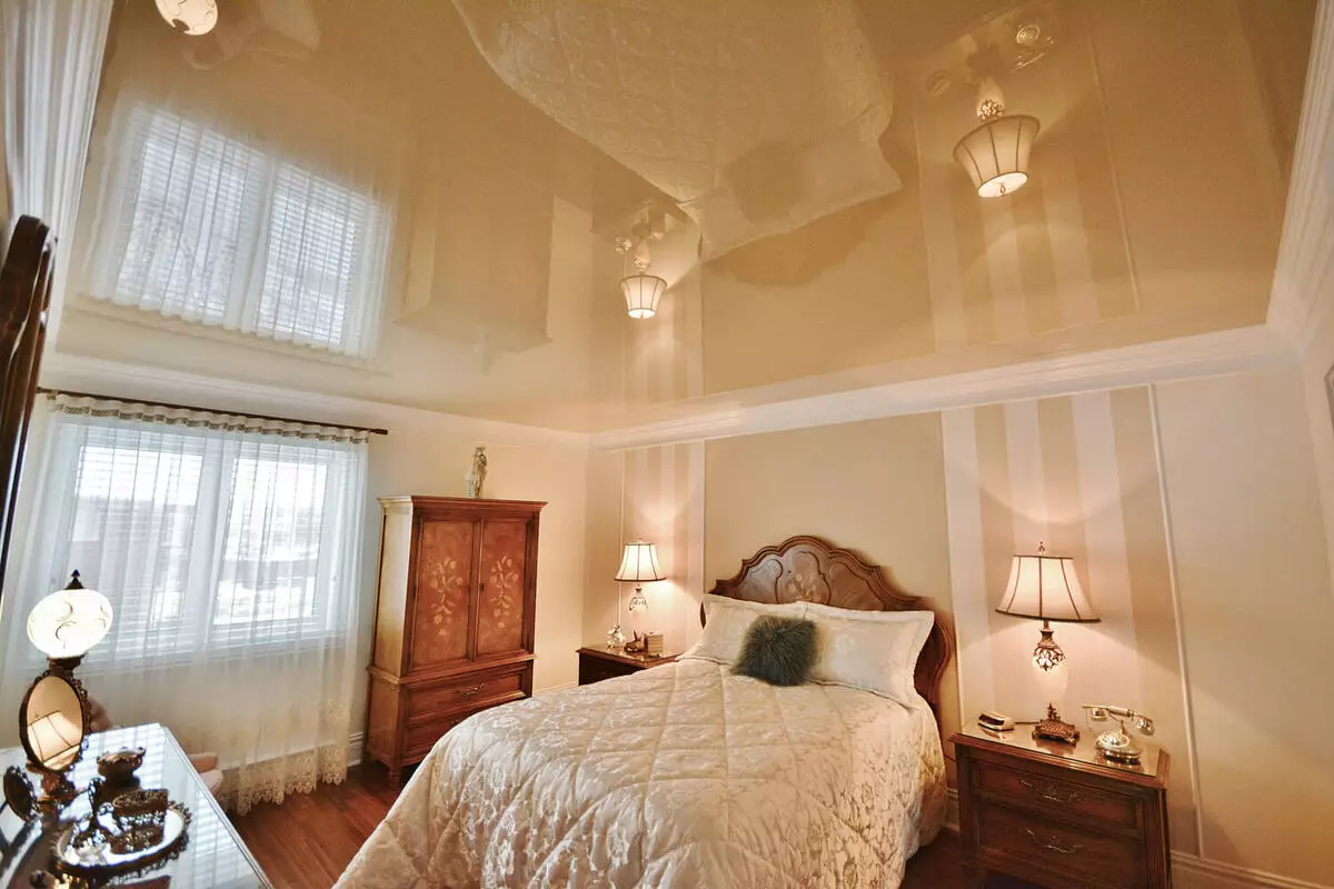 Tavan në dhomën e gjumit (62 foto): Dizajni i tavanit me një model. Cili tavan është më i mirë për të bërë? Pasqyrë duplex dhe tavane të bukura 9802_55