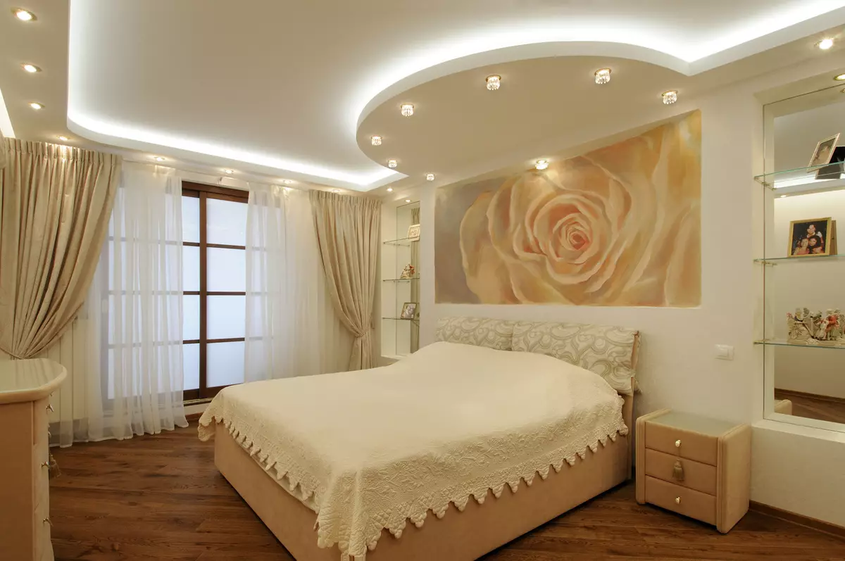 Tavan në dhomën e gjumit (62 foto): Dizajni i tavanit me një model. Cili tavan është më i mirë për të bërë? Pasqyrë duplex dhe tavane të bukura 9802_56