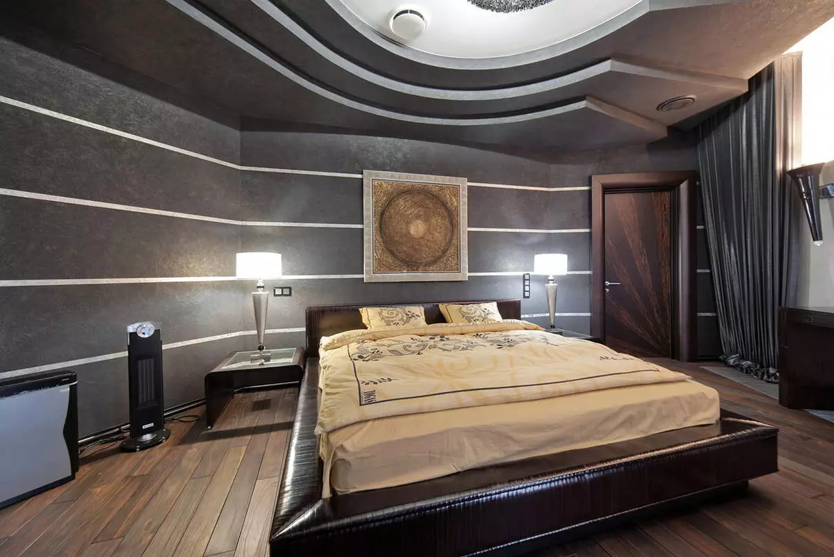 Tavan në dhomën e gjumit (62 foto): Dizajni i tavanit me një model. Cili tavan është më i mirë për të bërë? Pasqyrë duplex dhe tavane të bukura 9802_60