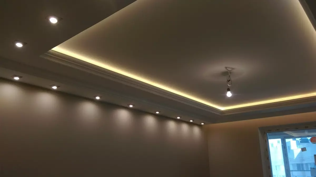 ベッドルームの石膏ボードの天井（54写真）：バックライト付きのマウント2層天井の設計、中断された巻き毛の美しい乾式壁の天井やその他の選択肢 9804_16