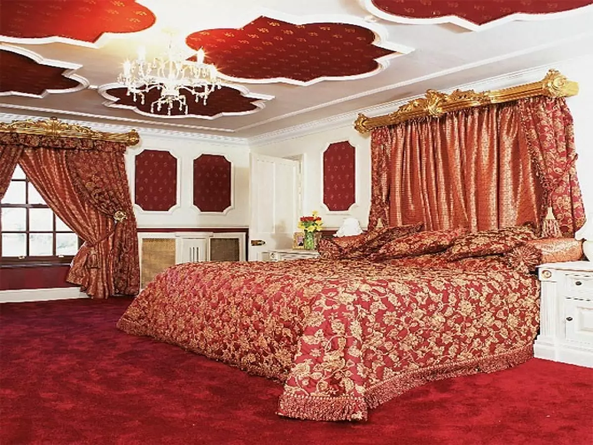 ベッドルームの石膏ボードの天井（54写真）：バックライト付きのマウント2層天井の設計、中断された巻き毛の美しい乾式壁の天井やその他の選択肢 9804_27