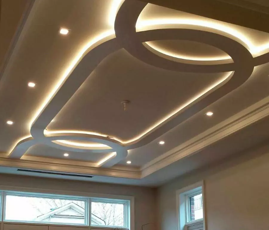 Vipande vya plasterboard katika chumba cha kulala (picha 54): Kubuni ya dari mbili-tier na backlight, kusimamishwa curly nzuri drywall dari na chaguzi nyingine 9804_44