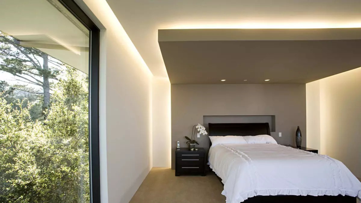 Tavanet e plasave në dhomën e gjumit (54 foto): Dizajnimi i tavaneve të montuara me dy nivele me backlight, pezulluar tavanet e bukur të drywall dhe opsione të tjera 9804_45