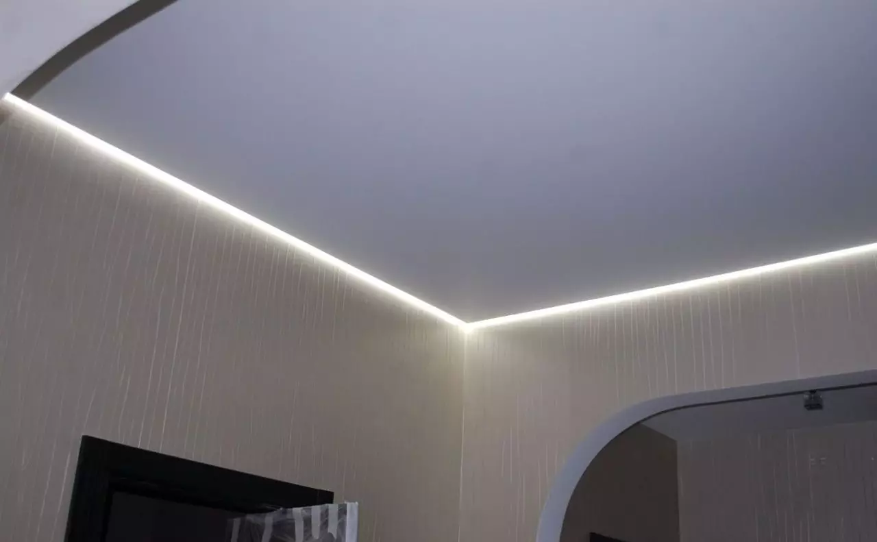 Tavanet e plasave në dhomën e gjumit (54 foto): Dizajnimi i tavaneve të montuara me dy nivele me backlight, pezulluar tavanet e bukur të drywall dhe opsione të tjera 9804_46