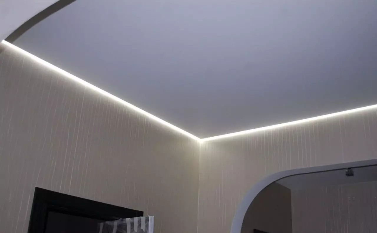 Vipande vya plasterboard katika chumba cha kulala (picha 54): Kubuni ya dari mbili-tier na backlight, kusimamishwa curly nzuri drywall dari na chaguzi nyingine 9804_46