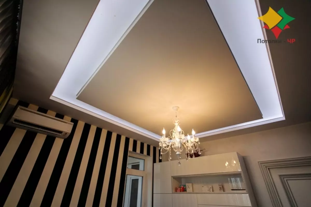 Tavanet e plasave në dhomën e gjumit (54 foto): Dizajnimi i tavaneve të montuara me dy nivele me backlight, pezulluar tavanet e bukur të drywall dhe opsione të tjera 9804_47
