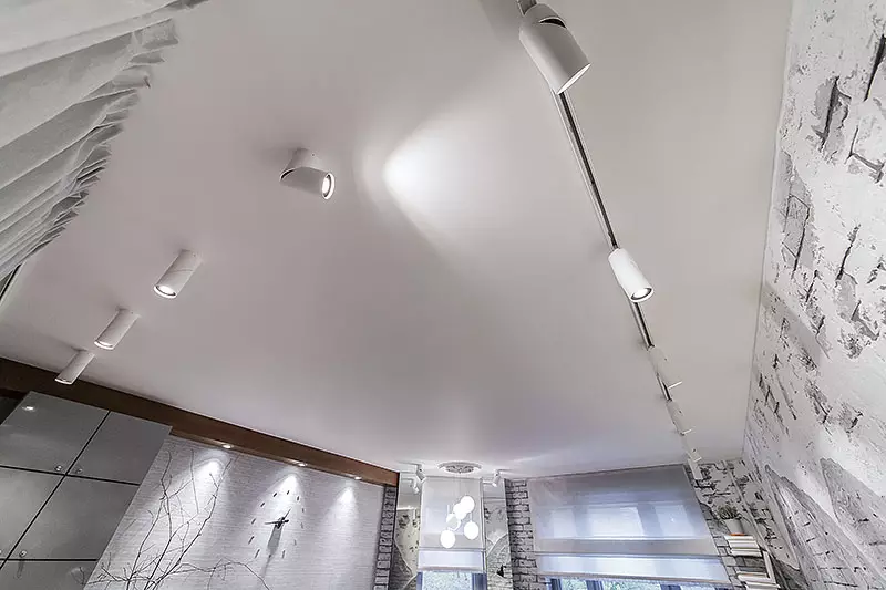 Tavanet e plasave në dhomën e gjumit (54 foto): Dizajnimi i tavaneve të montuara me dy nivele me backlight, pezulluar tavanet e bukur të drywall dhe opsione të tjera 9804_53
