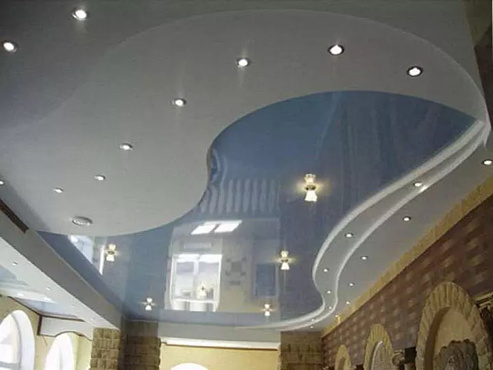 ベッドルームの石膏ボードの天井（54写真）：バックライト付きのマウント2層天井の設計、中断された巻き毛の美しい乾式壁の天井やその他の選択肢 9804_54