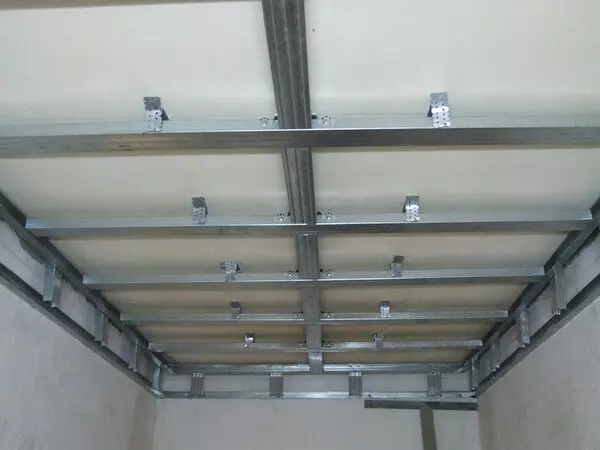 Tavanet e plasave në dhomën e gjumit (54 foto): Dizajnimi i tavaneve të montuara me dy nivele me backlight, pezulluar tavanet e bukur të drywall dhe opsione të tjera 9804_8