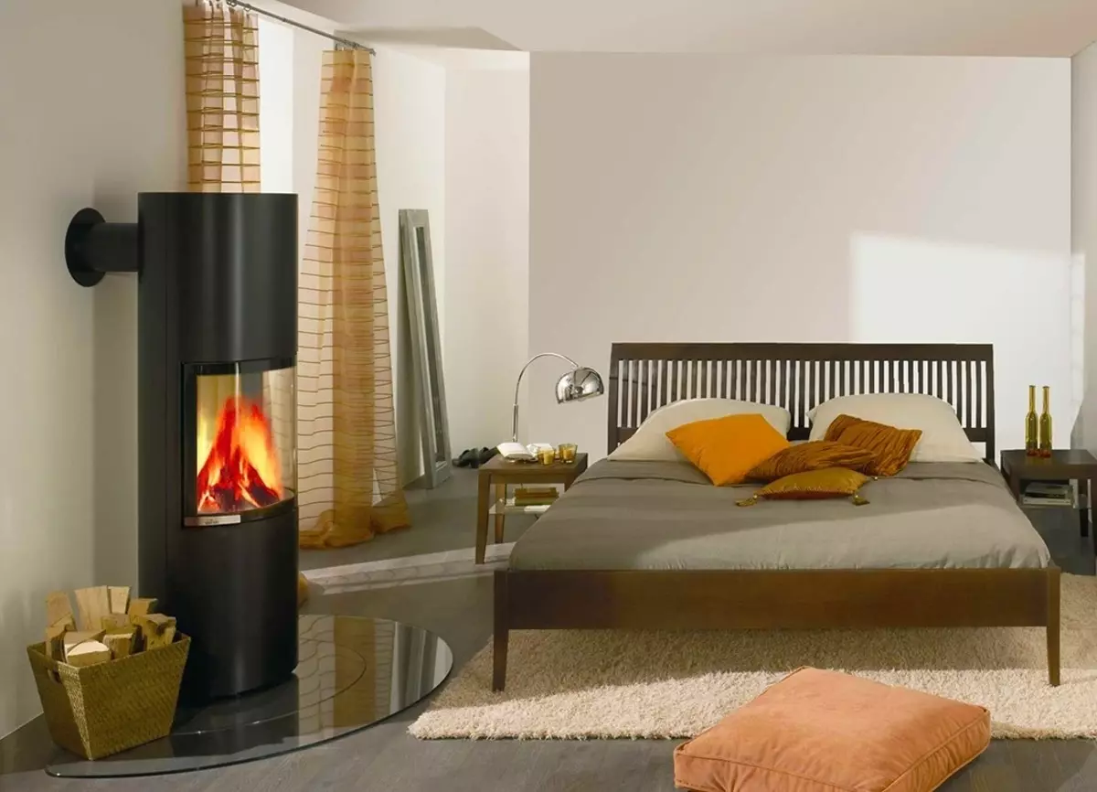 Llar de foc al dormitori (30 fotos): com triar electrocamine i biocamine sota el disseny interior d'una habitació petita? Nomenament d'una falsa xemeneia en un apartament urbà 9807_27