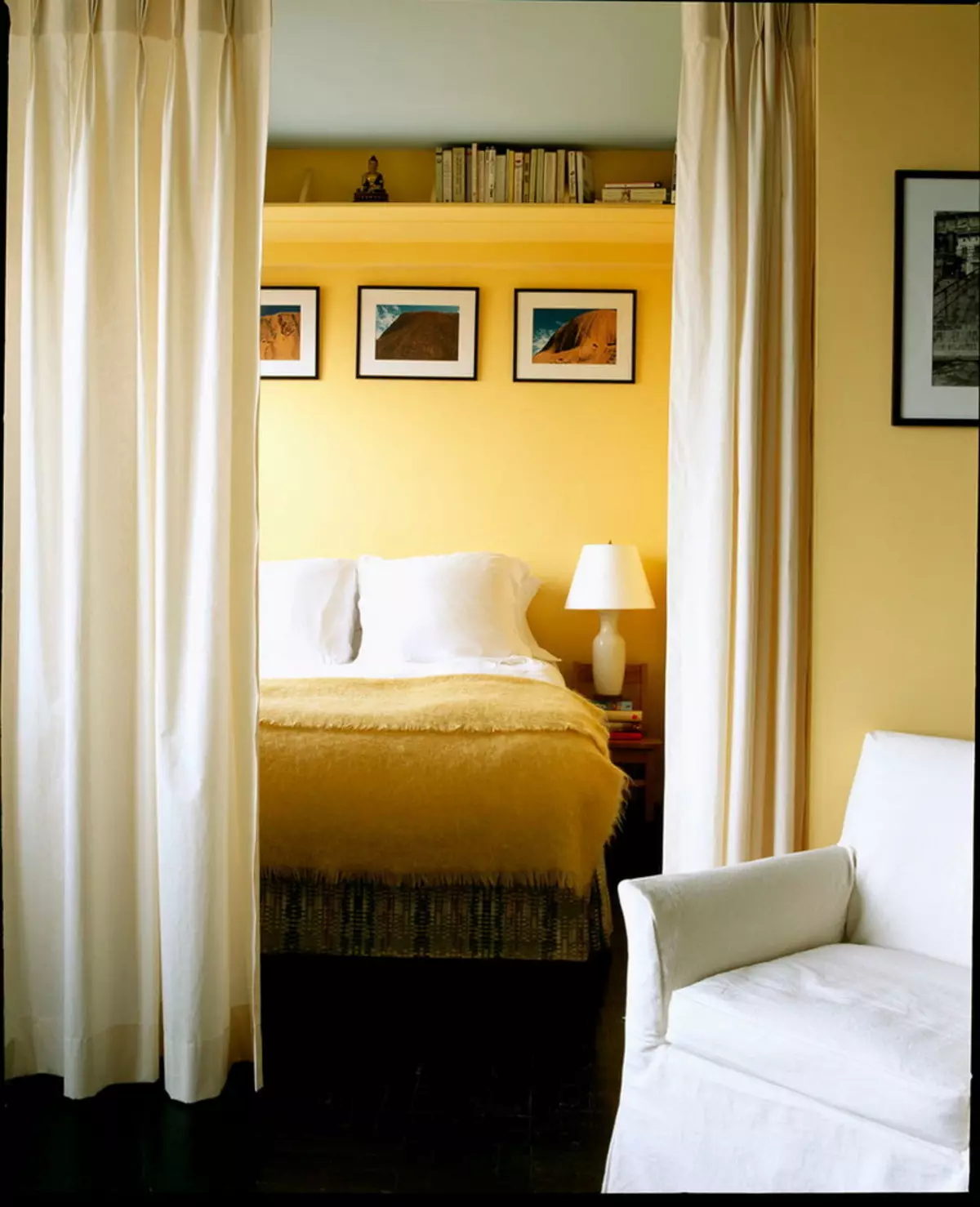 Miegamojo svetainė (112 nuotraukos): Interjero dizaino parinktys tos pačios patalpos interjero. Modulinių baldų ir tapetų, išdėstymo ir projektų pasirinkimas 9818_33