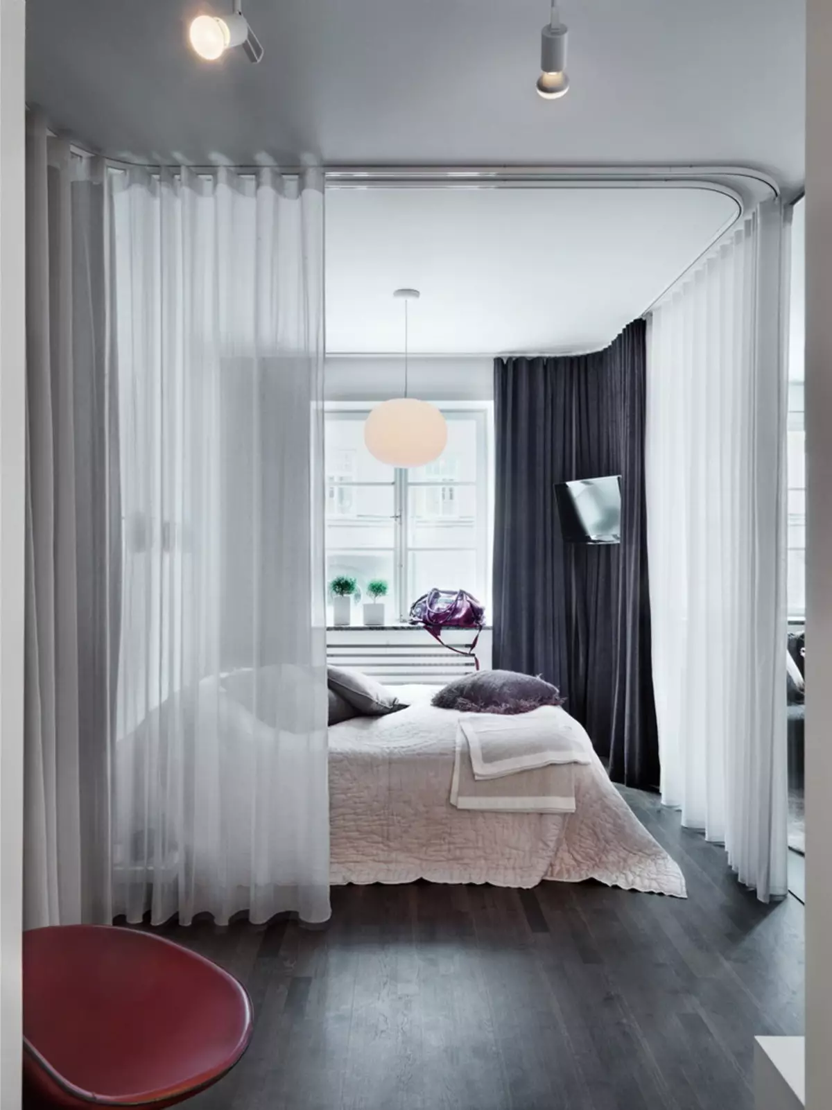 Miegamojo svetainė (112 nuotraukos): Interjero dizaino parinktys tos pačios patalpos interjero. Modulinių baldų ir tapetų, išdėstymo ir projektų pasirinkimas 9818_36