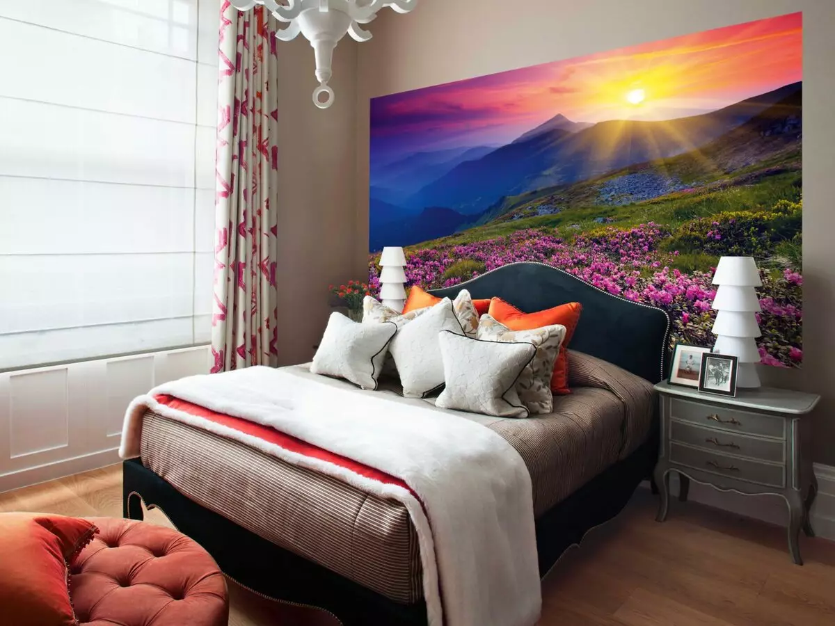 寝室の壁壁画（95枚の写真）：咲く桜、森林または牡丹の写真付きベッドの上の壁のデザイン。白と他のカラーベッドルームのために選択するのは何ですか？ 9820_17