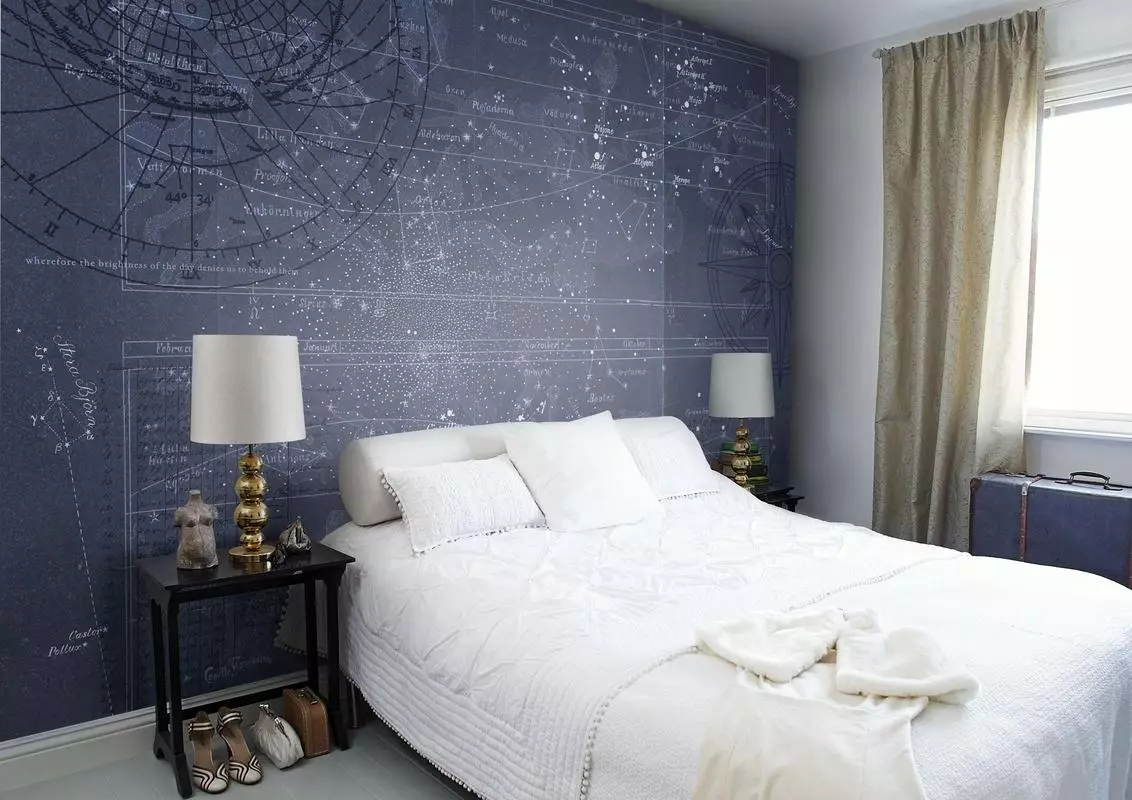 Vægmaleri i soveværelset (95 billeder): Vægdesign over sengen med fotografier med blomstrende Sakura, Skov eller Peonies. Hvad skal man vælge for hvide og andre farve soveværelser? 9820_18