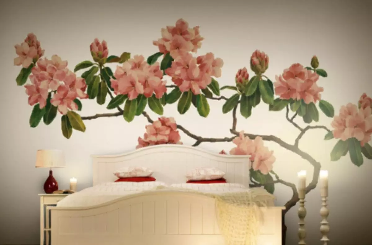 Fototapeta v ložnici (95 fotografií): Nástěnný design nad postelí s fotografiemi s kvetoucí sakura, lesy nebo pivoňky. Co si vybrat pro bílé a jiné barevné ložnice? 9820_19