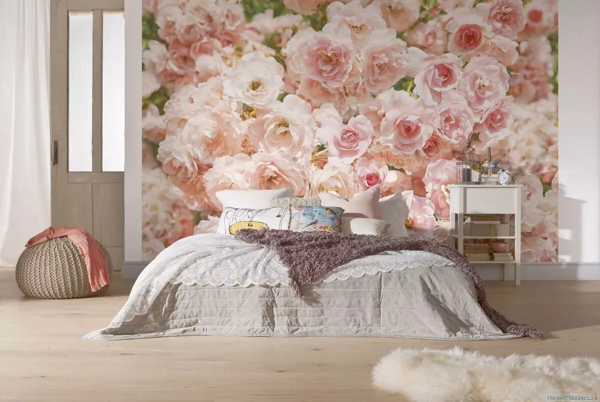 寝室の壁壁画（95枚の写真）：咲く桜、森林または牡丹の写真付きベッドの上の壁のデザイン。白と他のカラーベッドルームのために選択するのは何ですか？ 9820_28