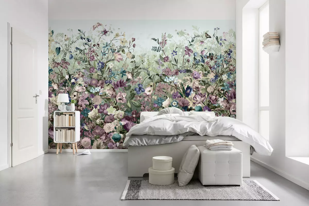 寝室の壁壁画（95枚の写真）：咲く桜、森林または牡丹の写真付きベッドの上の壁のデザイン。白と他のカラーベッドルームのために選択するのは何ですか？ 9820_29
