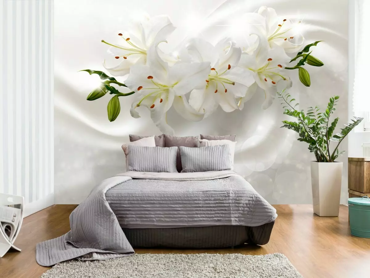 Fototapeta v ložnici (95 fotografií): Nástěnný design nad postelí s fotografiemi s kvetoucí sakura, lesy nebo pivoňky. Co si vybrat pro bílé a jiné barevné ložnice? 9820_30
