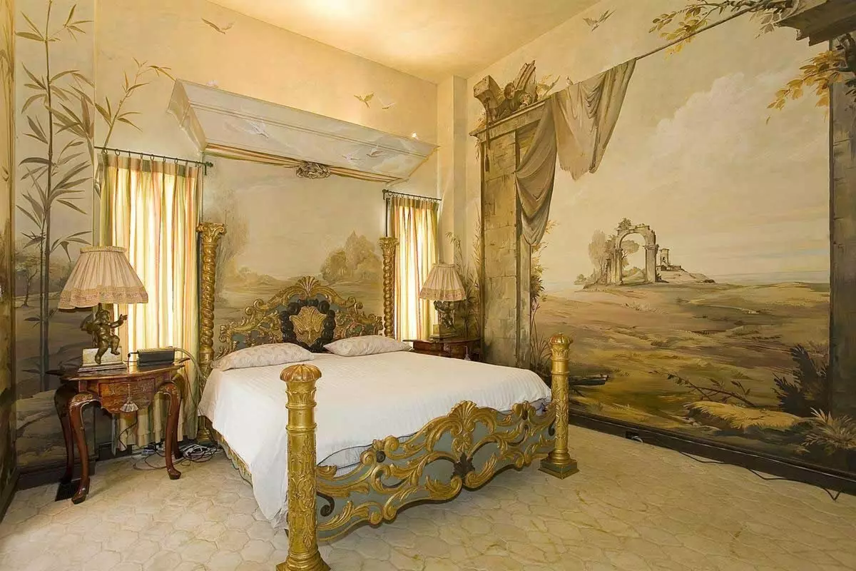Vægmaleri i soveværelset (95 billeder): Vægdesign over sengen med fotografier med blomstrende Sakura, Skov eller Peonies. Hvad skal man vælge for hvide og andre farve soveværelser? 9820_39
