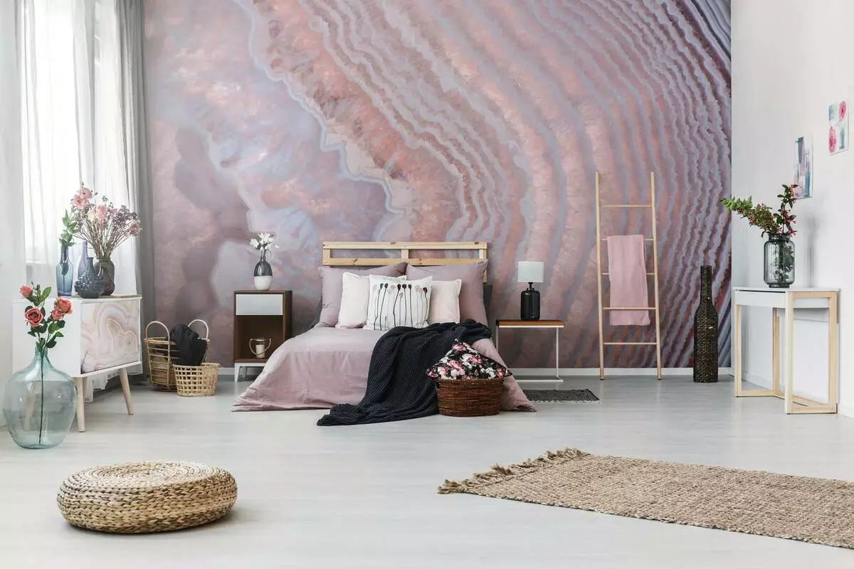 Зидна мурал у спаваћој соби (95 фотографија): Зидни дизајн преко кревета са фотографијама са цвјетом сакура, шумом или пеониес. Шта одабрати за беле и друге спаваће собе у боји? 9820_49
