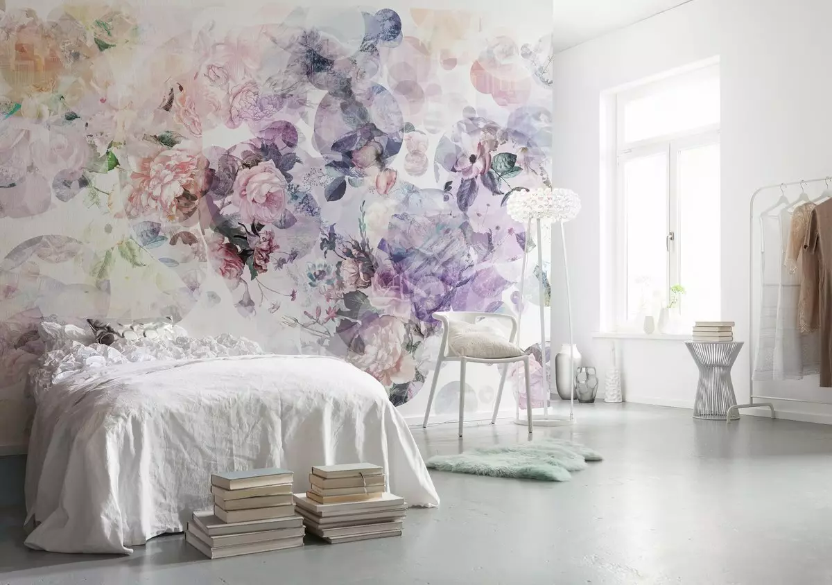 寝室の壁壁画（95枚の写真）：咲く桜、森林または牡丹の写真付きベッドの上の壁のデザイン。白と他のカラーベッドルームのために選択するのは何ですか？ 9820_5