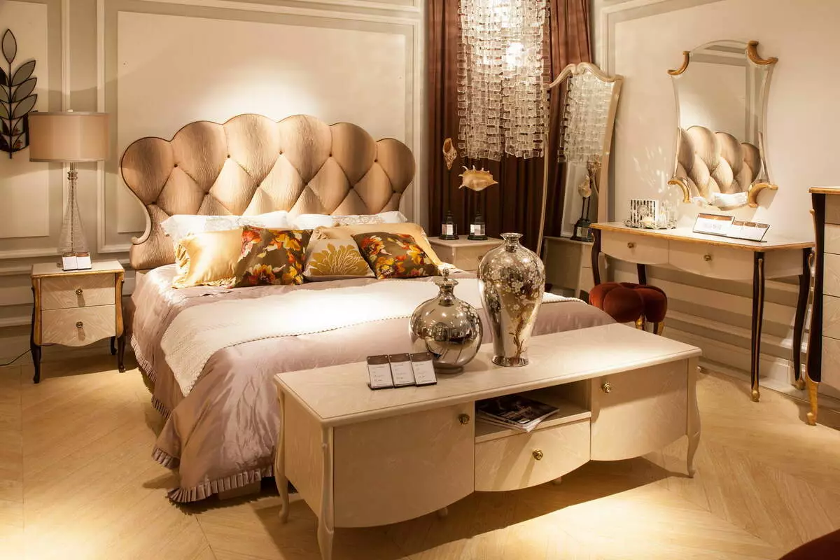 Art Deco dhoma gjumi (92 foto): Opsionet e dizajnit të brendshëm, gjoks dhe mobilje të tjera 9822_32