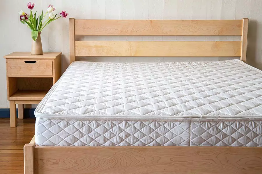 Robbanó matrac: a rugók nélküli matracok előnyei és hátrányai, 160x200, 140x200 modellek és egyéb méretek, a legjobb minőségű matracok minősítése 9823_8