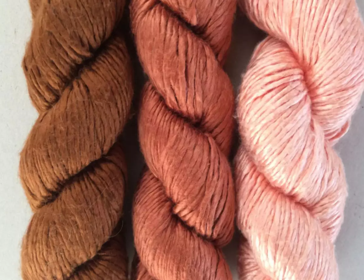 Silkepuder: Fordele og ulemper ved puder lavet af fiberstute silkeorm, typer af naturlig silkefyldstof. Puder 50x70 og andre størrelser, anmeldelser 9825_11