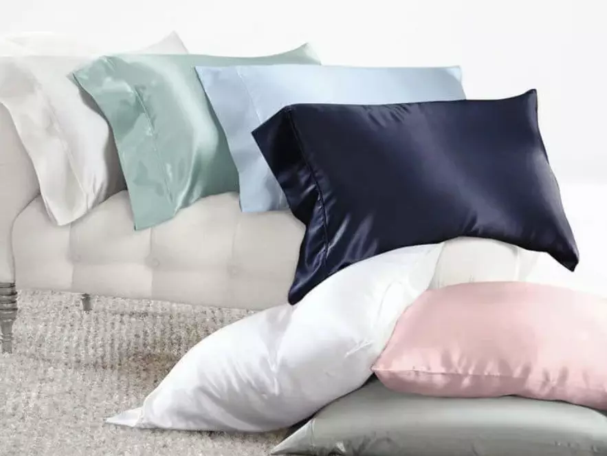Pillows mëndafshi: pro dhe kundër të jastëkëve të bëra nga fibra tute mëndafshi, llojet e mbushës natyral mëndafshi. Pillows 50x70 dhe madhësive të tjera, shqyrtime 9825_2