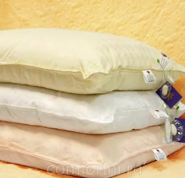 Silk pillows: mga kalamangan at kahinaan ng mga unan na gawa sa fiber tute silkworms, mga uri ng natural na filler ng sutla. Pillows 50x70 at iba pang mga laki, review 9825_28