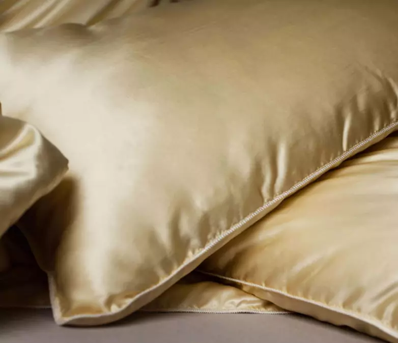 Silk Pillows: Kostir og gallar af kodda úr trefjum tute silkworms, tegundir af náttúrulegum silki fylliefni. Pillows 50x70 og aðrar stærðir, umsagnir 9825_8