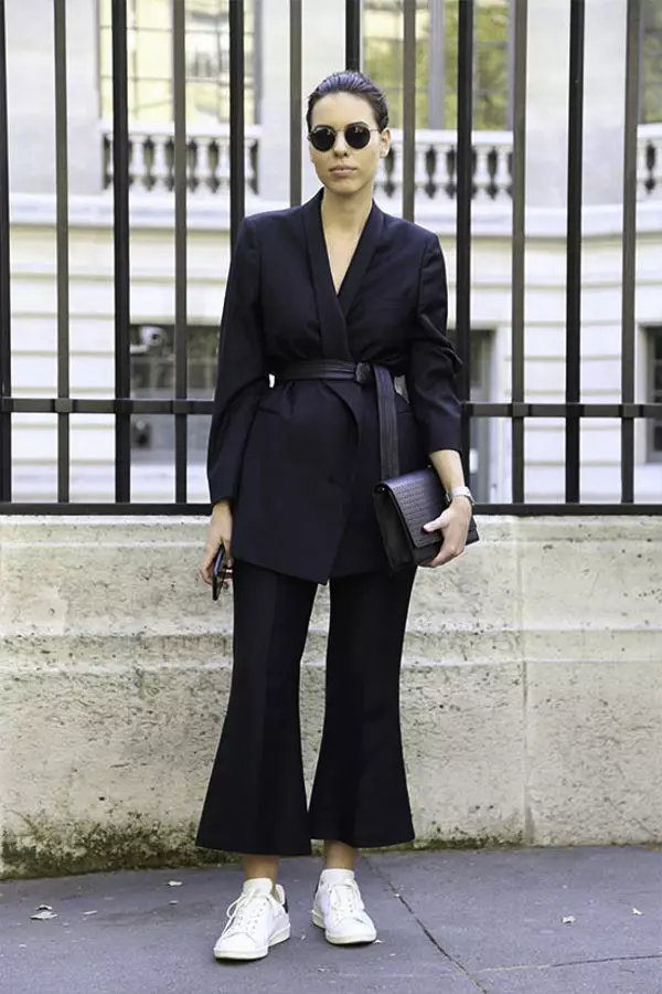 Штани кльош 2021 (124 фото): жіночі розкльошені моделі від стегна, з чим носити і як вибрати стильні штани 982_10