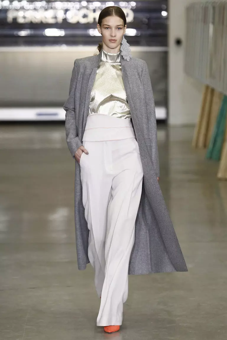 Штани кльош 2021 (124 фото): жіночі розкльошені моделі від стегна, з чим носити і як вибрати стильні штани 982_119