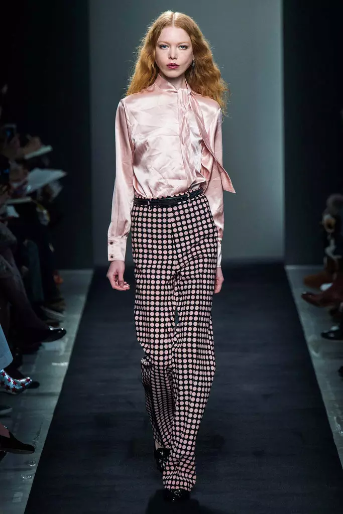 Штани кльош 2021 (124 фото): жіночі розкльошені моделі від стегна, з чим носити і як вибрати стильні штани 982_13