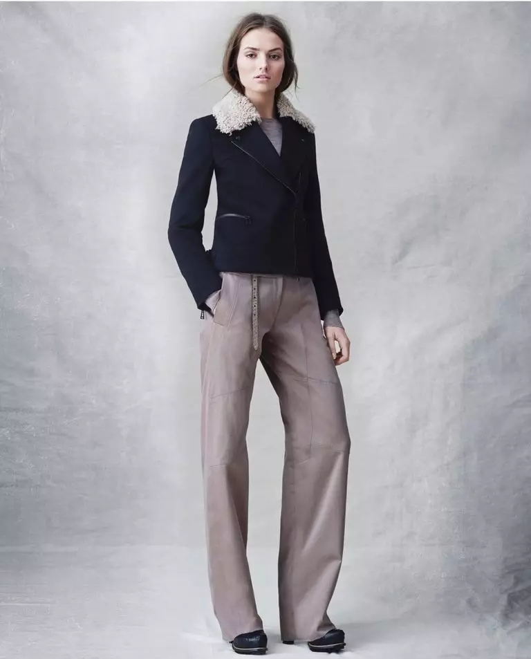 Штани кльош 2021 (124 фото): жіночі розкльошені моделі від стегна, з чим носити і як вибрати стильні штани 982_17